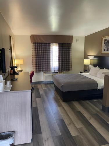 Quality Inn and Suites Goodyear - image 44