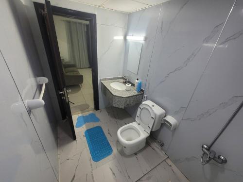 Stylish 1BR Walk to Beach