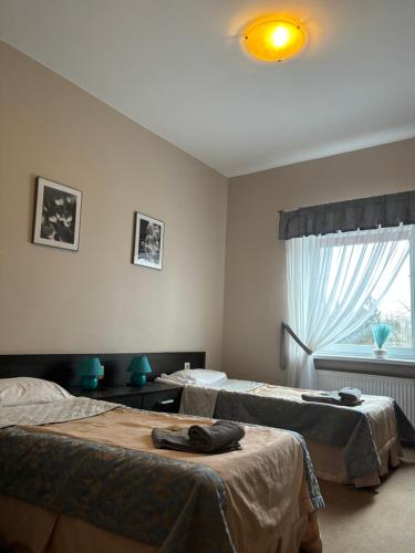 3 twin beds