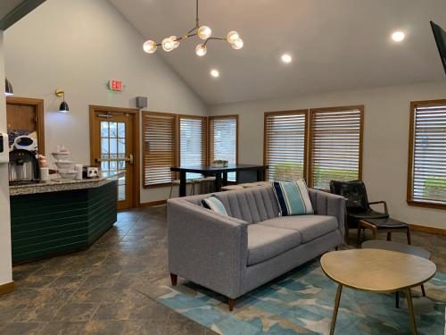 Arbor Suites at the Mall - image 29