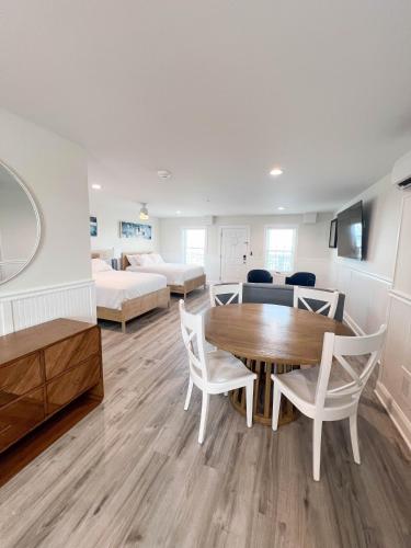 1002 Queen ADA Suite, 1st Floor Surfside 1002 Queen ADA Suite, 1st Floor Surfside