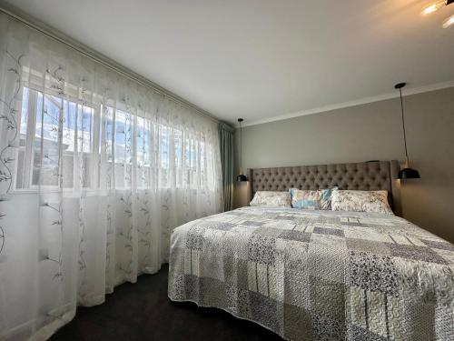 Modern Private Deluxe Master Suite California Bed and Bathtub, Auckland (photo 10)
