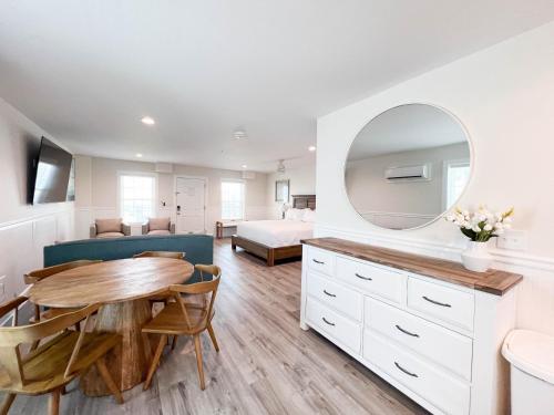 Adjacent 3rd Floor Trio, 3001 King, 3002 Queen, & 3003 Queen Adjacent 3rd Floor Trio, 3001 King, 3002 Queen, & 3003 Queen