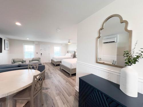 Adjacent 3rd Floor Trio, 3001 King, 3002 Queen, & 3003 Queen Adjacent 3rd Floor Trio, 3001 King, 3002 Queen, & 3003 Queen