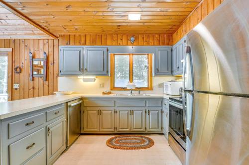 Family-Friendly Ludlow Cabin on Lake Pauline! in Ludlow, USA