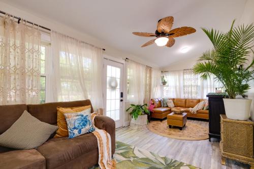 Adorable Beach Cottage with Hot Tub and Tropical Bar! in Chesapeake Beach, USA