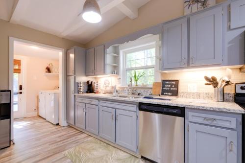 Adorable Beach Cottage with Hot Tub and Tropical Bar! in Chesapeake Beach, USA