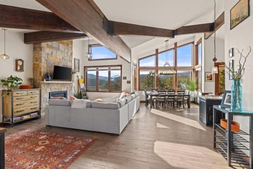 Ridge View Retreat - Panoramic Views and Hot Tub