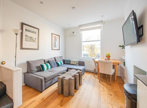 Charming 1-Bed Next to Portobello & Notting Hill, Лондон