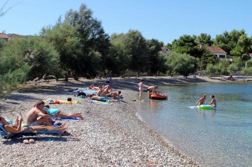 Strand, Apartments with parking space Mirca, Brac - 22108 in Mirca