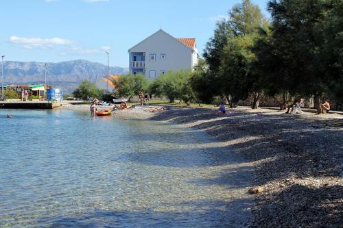 Strand, Apartments with parking space Mirca, Brac - 22108 in Mirca