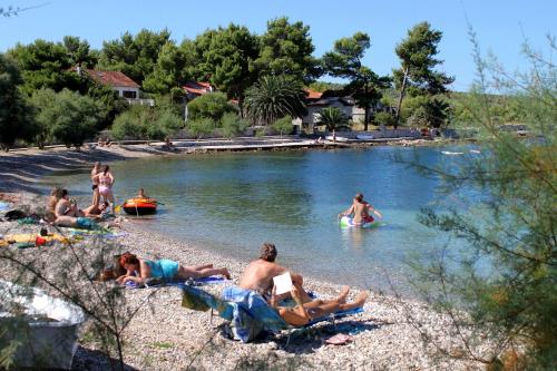 Közeli látványosságok, Apartments with parking space Mirca, Brac - 22108 in Mirca