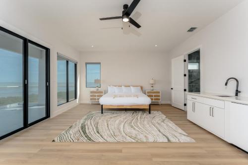 Waterfront Home with Pool Spacious Bay , Sleeps 16 Waterfront Home with Pool Spacious Bay , Sleeps 16