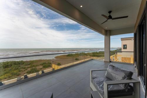 Waterfront Home with Pool Spacious Bay , Sleeps 16 Waterfront Home with Pool Spacious Bay , Sleeps 16