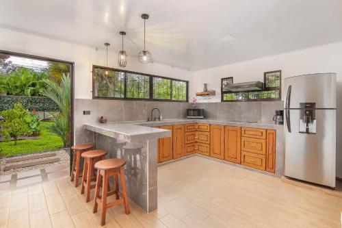 keuken, Casa Oasis La Fortuna Private Pool AC & WiFi 100 mbps in Fortuna