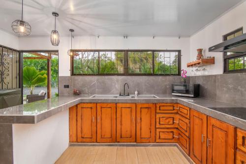 keuken, Casa Oasis La Fortuna Private Pool AC & WiFi 100 mbps in Fortuna