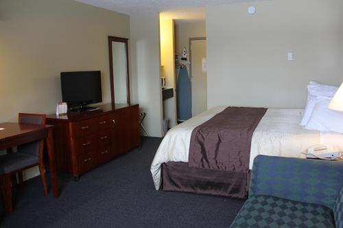 Broadway Lodge Hotel Located in Yorkton, Broadway Lodge Hotel is a perfect starting point from which to explore Yorkton (SK). The property features a wide range of facilities to make your stay a pleasant experience. Servi