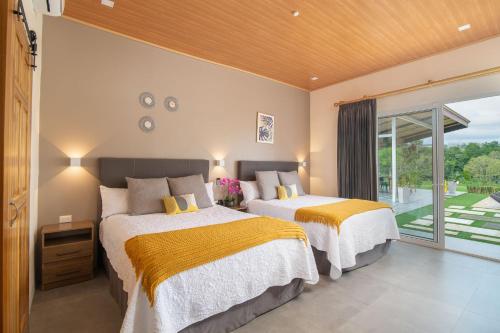 Mayoli Hill Deluxe Farmhouse in Fortuna