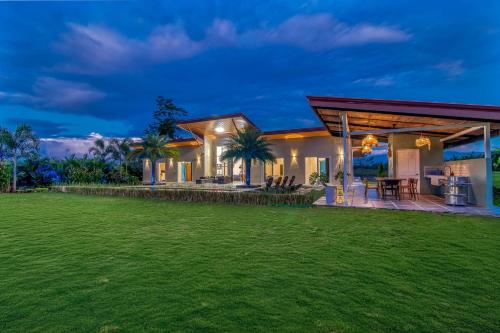 Mayoli Hill Deluxe Farmhouse in Fortuna