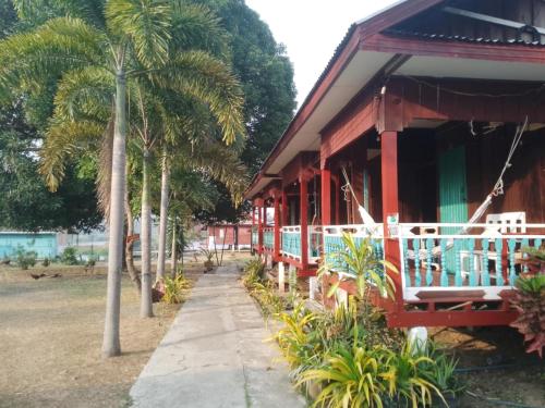 Don Det Mr.B Riverside Budget Guesthouse in Don Det