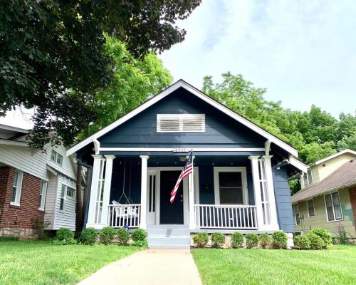 Charming Brookside Bungalow in 南堪薩斯城