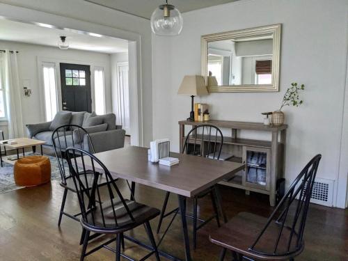 Charming Brookside Bungalow in 南堪薩斯城