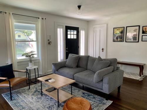 Charming Brookside Bungalow in 南堪薩斯城