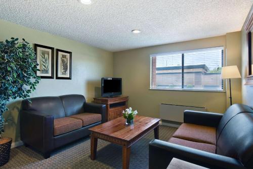 Oxford Suites Lancaster - image 4