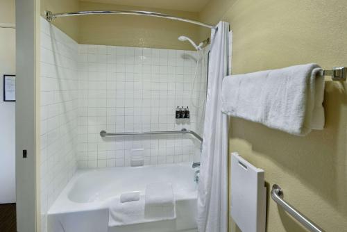 Oxford Suites Lancaster - image 14