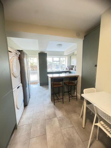 Shirley House 6, Guest House, Self Catering, Self Check in with smart locks, use of Fully Equipped K - Canada