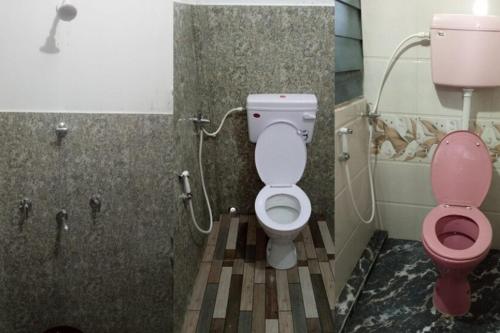 Bathroom, Rongo Shreya Homestay by StayApart in Paren Godak Khasmahal