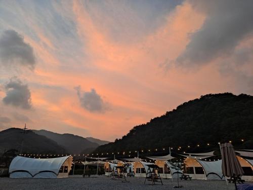 Jecheon J Glamping in แพ็กอุน-มย็อน