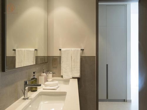 Sky-High 2-Bedroom Apartment with City Views 206GR-2, Dubái (foto 10)