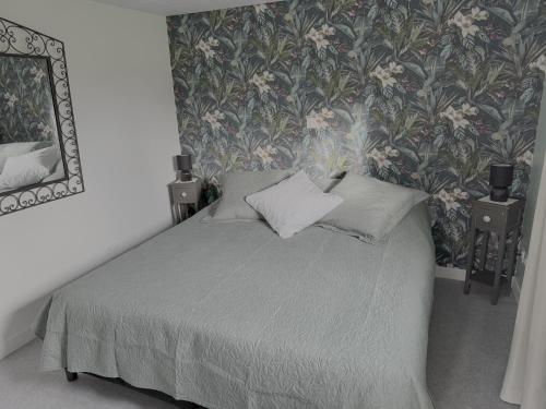 1 queen bed, 1 sofa bed