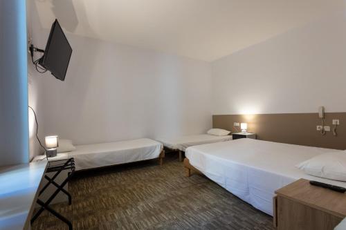 1 double bed, 1 twin bed