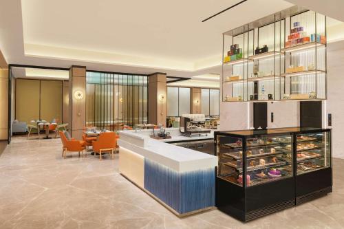 Nhà hàng, Hilton Garden Inn Surat City Centre in Surat