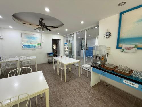 Bed By Boat Hotel & Apartment in Nonthaburi