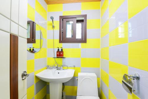room detail thumbnail 2