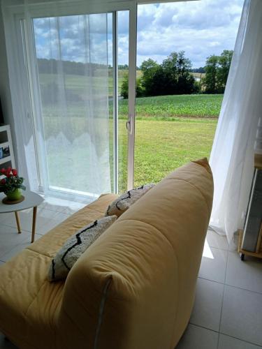 Grand studio récent indépendant gîte à louer Saint-Simon-de-Bordes