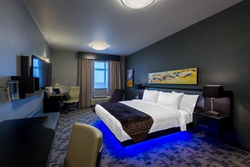 Applause Hotel Calgary Airport by CLIQUE - Calgary