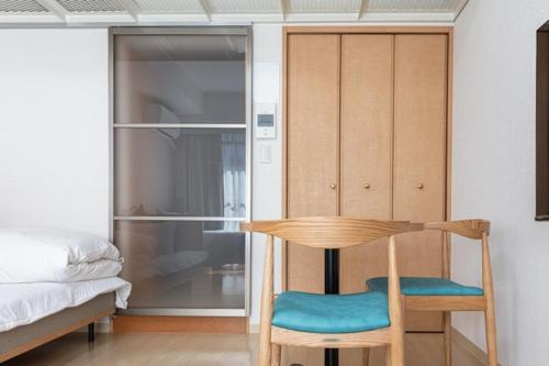 room detail thumbnail 2