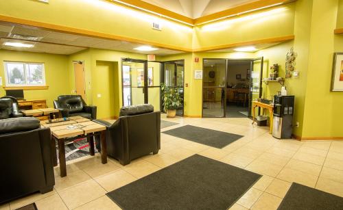 Coratel Inn and Suites By Jasper River Falls - image 11