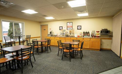 Coratel Inn and Suites By Jasper River Falls - image 8