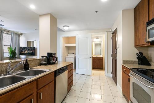 Spacious Modern Condos near French Quarter - 주방