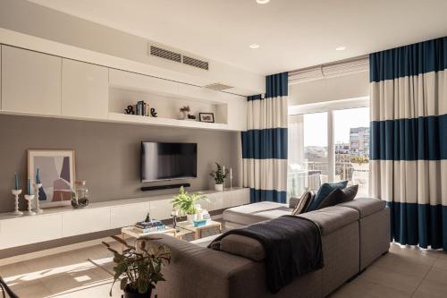 Luxury & spacious 3 bedroom, large balcony KBAS1-3 1
