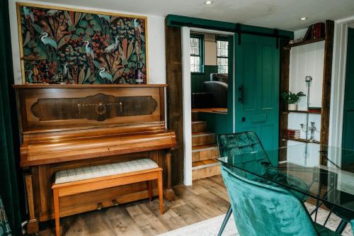 Heron's Perch- A pond-side retreat with cinema room Heron's Perch- A pond-side retreat with cinema room