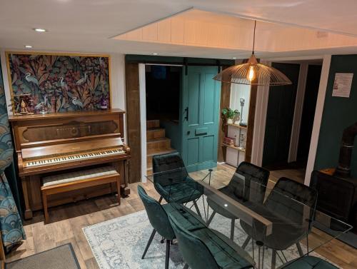 Heron's Perch- A pond-side retreat with cinema room Heron's Perch- A pond-side retreat with cinema room