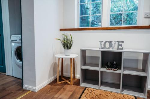 Heron's Perch- A pond-side retreat with cinema room Heron's Perch- A pond-side retreat with cinema room