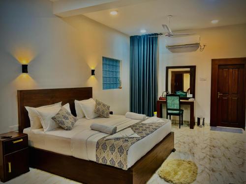 Deluxe Double Room with Balcony image 10