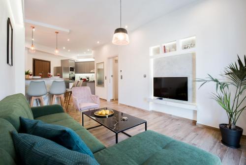 Modern 2BD very spacious apt next to metro station, Athen